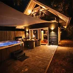Wellness Tuin - Ultieme Partner Beleving - Amazone Wellness Met Indoor Prive Sauna, Prive Stoom Cabine, Prive Jacuzzi - Gratis Fles Prosecco & Leuke Partner Connect Box ! *