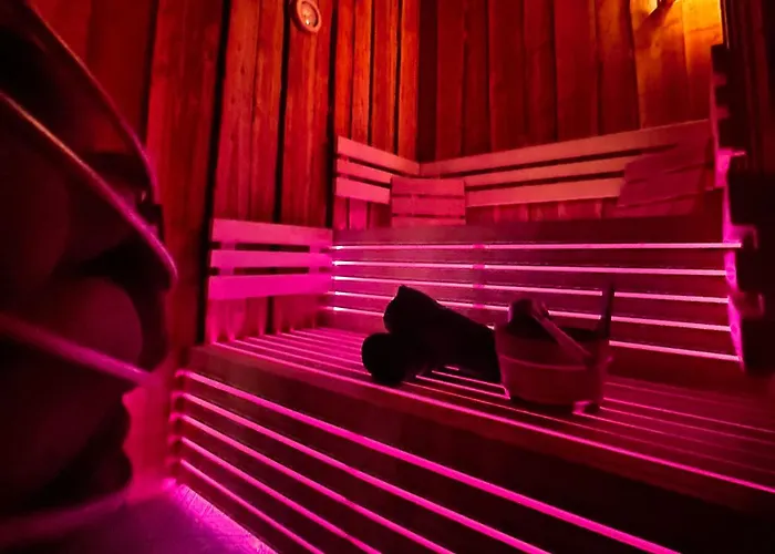 Wellness Tuin - Ultieme Partner Beleving - Prive Wellness Met Prive Jacuzzi In Prive Tuin, Prive Indoor Sauna En Prive Indoor Stoomcabine In Koloniale Stijl - Gratis Fles Prosecco & Leuke Partner Connect Box ! *