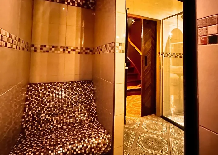 Wellness Tuin - Ultieme Partner Beleving - Prive Wellness Met Prive Jacuzzi In Prive Tuin, Prive Indoor Sauna En Prive Indoor Stoomcabine In Koloniale Stijl - Gratis Fles Prosecco & Leuke Partner Connect Box ! Tatil Evi