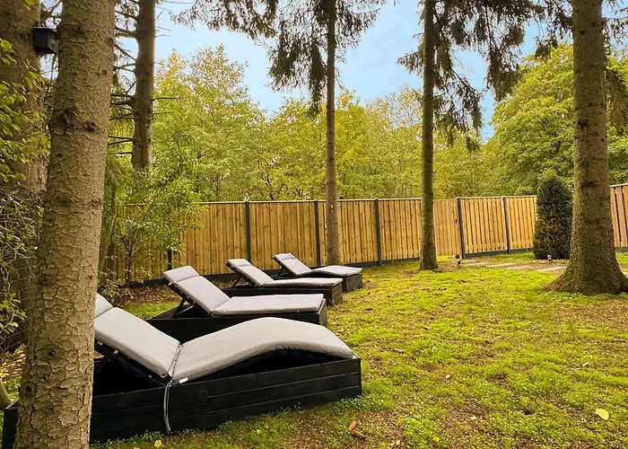 Wellness Tuin - Ultieme Partner Beleving - Prive Wellness Met Prive Jacuzzi In Prive Tuin, Prive Indoor Sauna En Prive Indoor Stoomcabine In Koloniale Stijl - Gratis Fles Prosecco & Leuke Partner Connect Box !