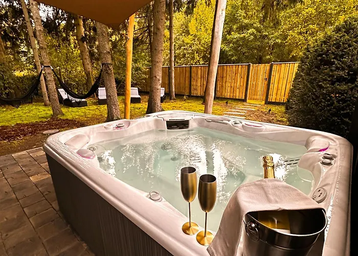Wellness Tuin - Ultieme Partner Beleving - Prive Wellness Met Prive Jacuzzi In Prive Tuin, Prive Indoor Sauna En Prive Indoor Stoomcabine In Koloniale Stijl - Gratis Fles Prosecco & Leuke Partner Connect Box !