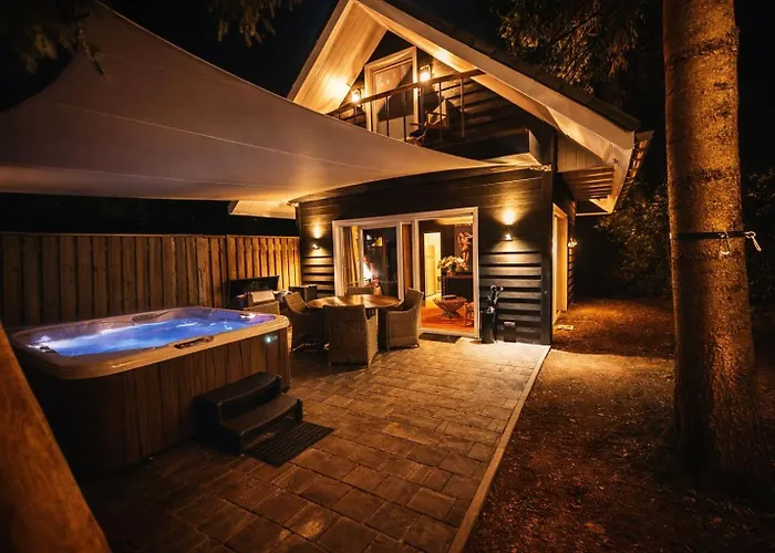 Wellness Tuin - Ultieme Partner Beleving - Amazone Wellness Met Indoor Prive Sauna, Prive Stoom Cabine, Prive Jacuzzi - Gratis Fles Prosecco & Leuke Partner Connect Box ! *